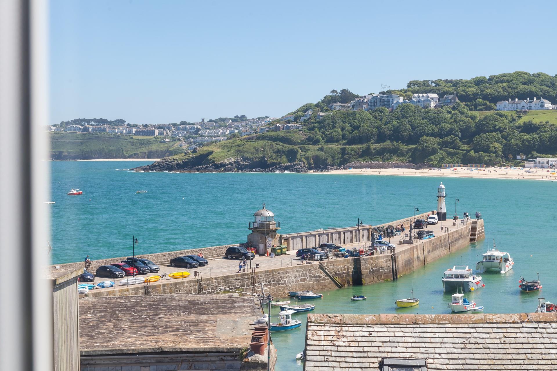 Located in the heart of St Ives, Seascape enjoys exquisite views.