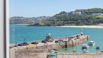Located in the heart of St Ives, Seascape enjoys exquisite views.