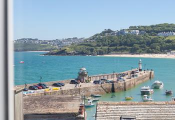 Located in the heart of St Ives, Seascape enjoys exquisite views.