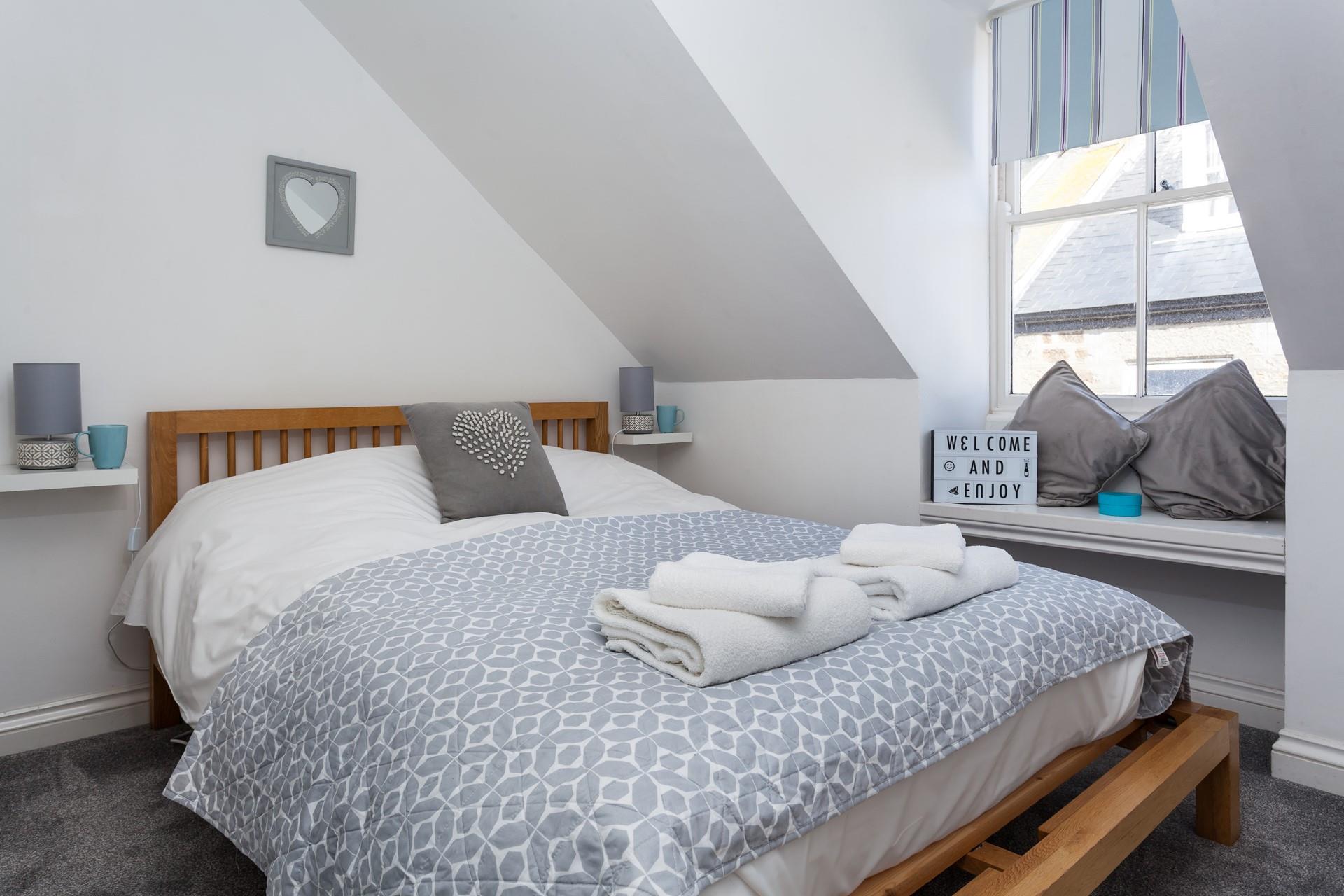 We love the pretty touches of nautical decor! 