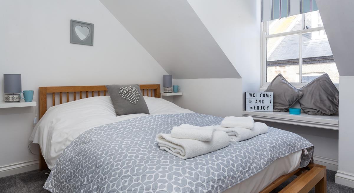 We love the pretty touches of nautical decor! 