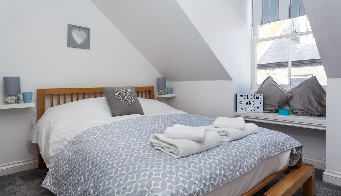 We love the pretty touches of nautical decor! 