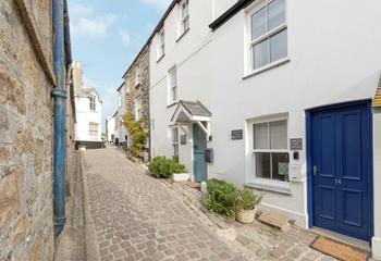 Wander the cobbled lanes of Downalong in this quaint town.