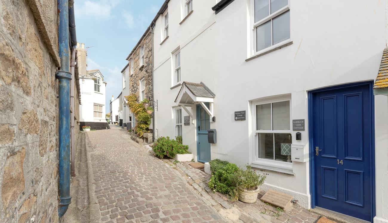 Wander the cobbled lanes of Downalong in this quaint town.