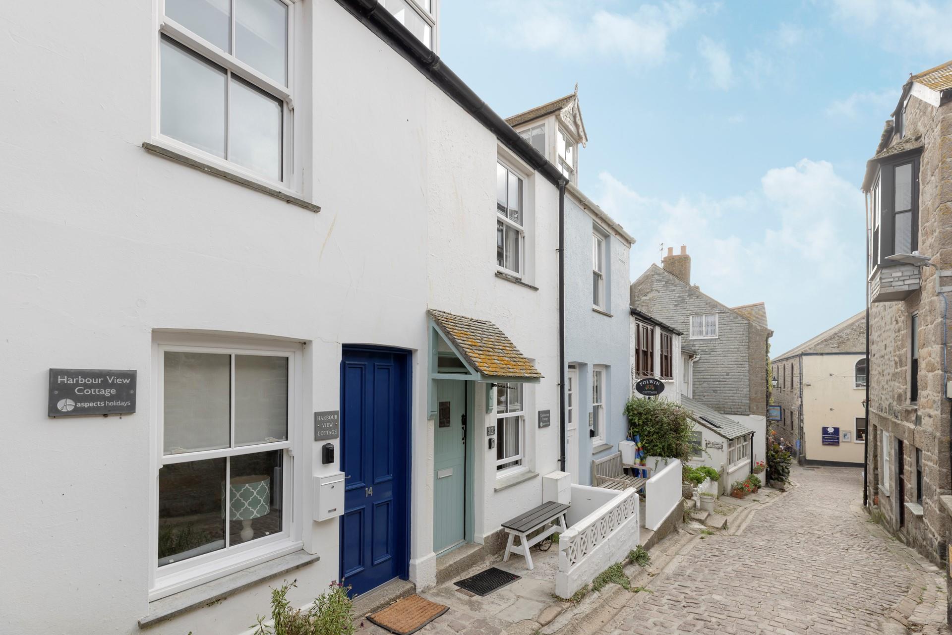 Harbour View Cottage is just steps from the town's shops and cafes.