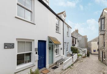 Harbour View Cottage is just steps from the town's shops and cafes.