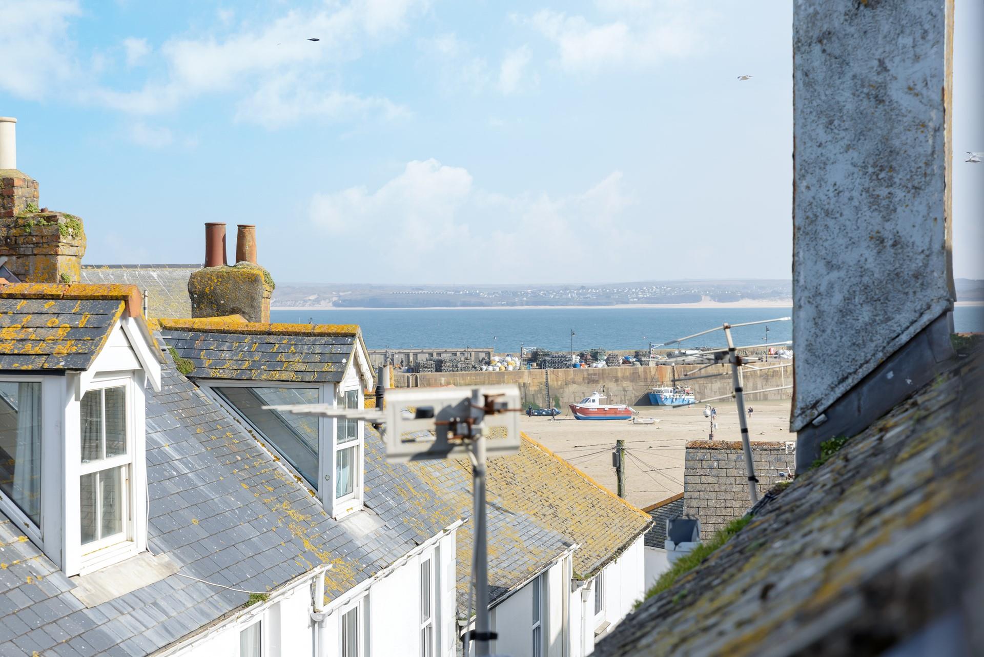 Enjoy the sea view through the rooftops!