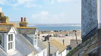 Enjoy the sea view through the rooftops!