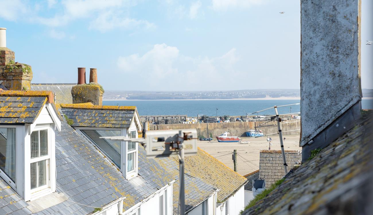 Enjoy the sea view through the rooftops!