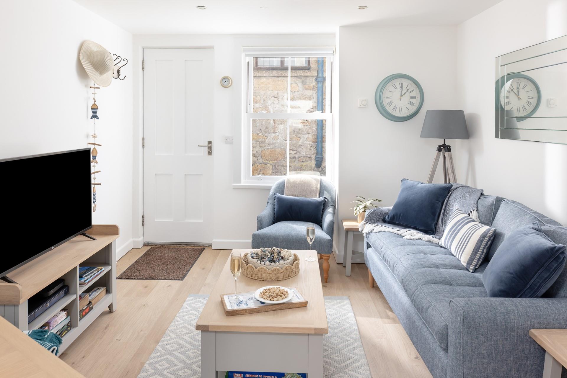 Relax together on the sofa with a glass of wine.