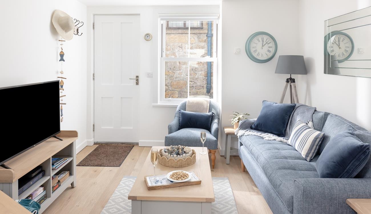 Relax together on the sofa with a glass of wine.