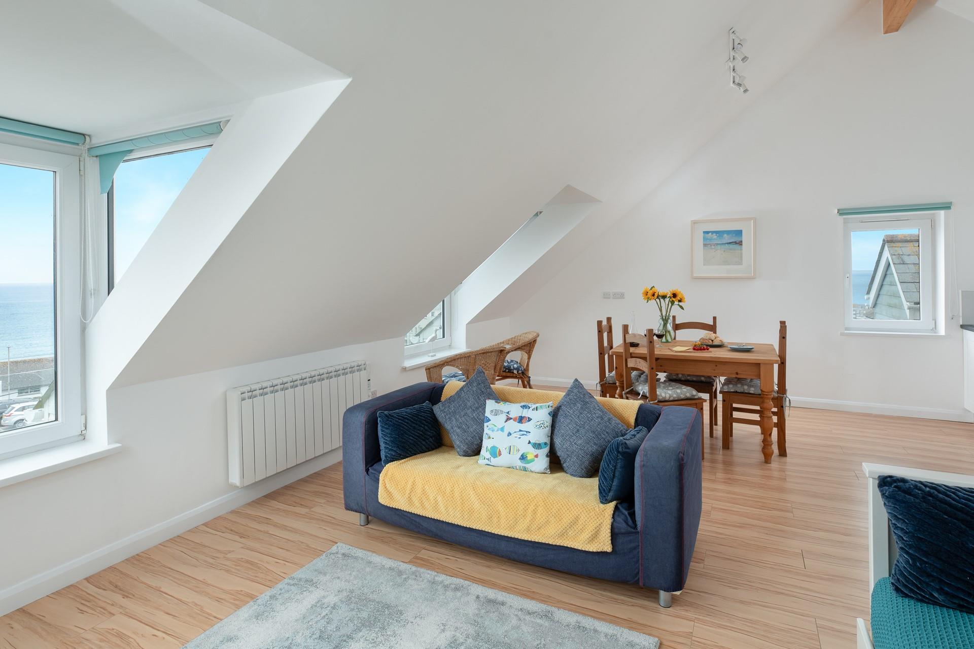 The living space blends classic furniture and nautical design to create a cosy space that invites you to relax.