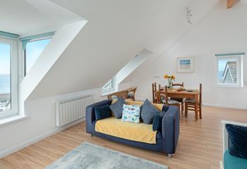 The living space blends classic furniture and nautical design to create a cosy space that invites you to relax.