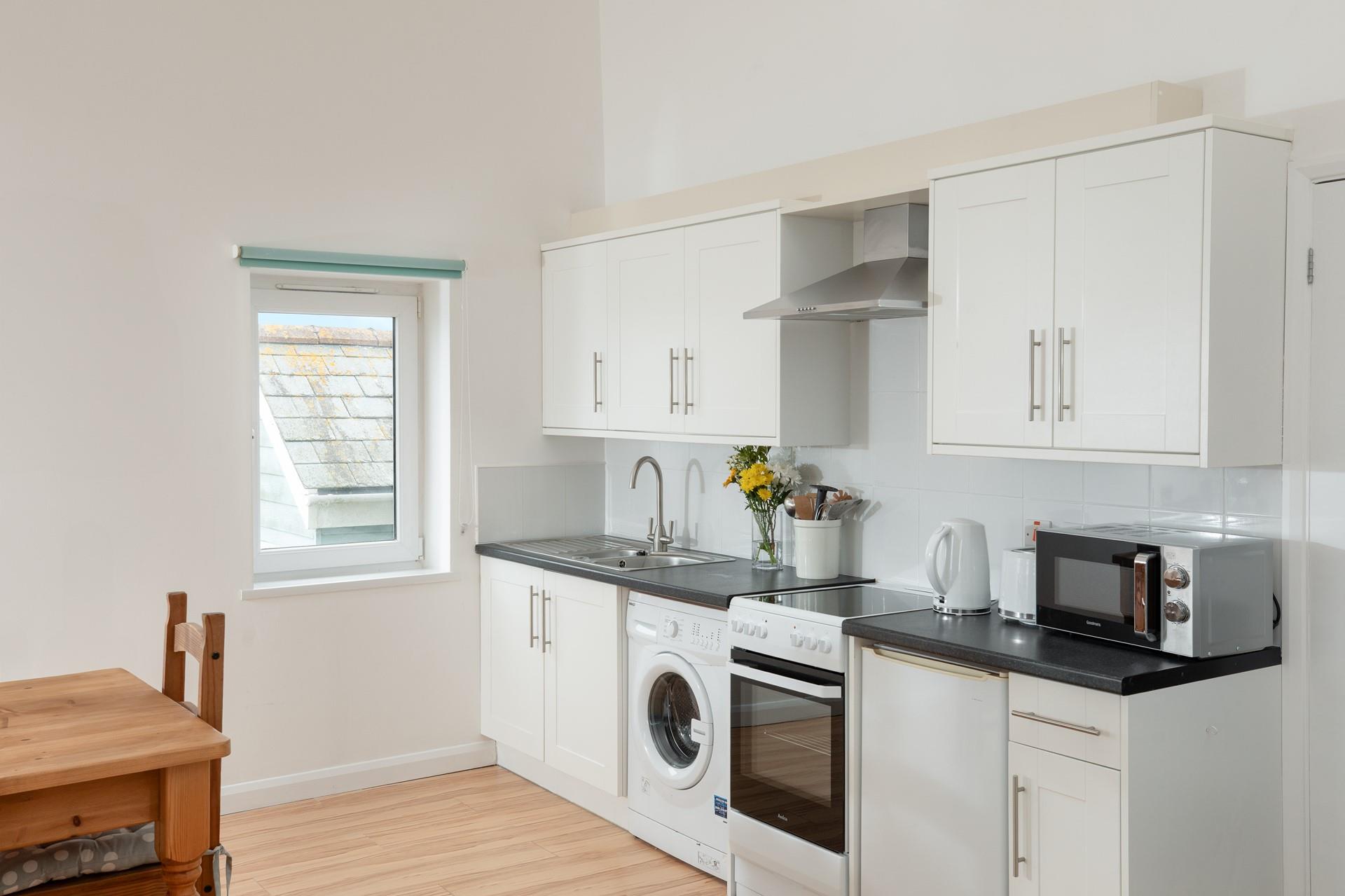 Compact but very well-equipped, the kitchen makes whipping up delicious meals a breeze.