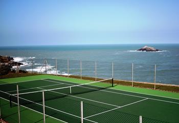 You can also enjoy the tennis court in the complex over the road! 