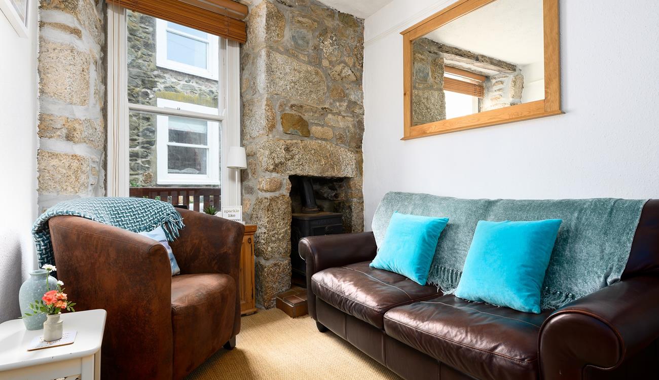 Sink into the leather sofa with a glass of wine and unwind in the evening.