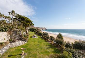 Overlooking the beach, this spacious garden is perfect for picnics, sunbathing and children to let off steam.
