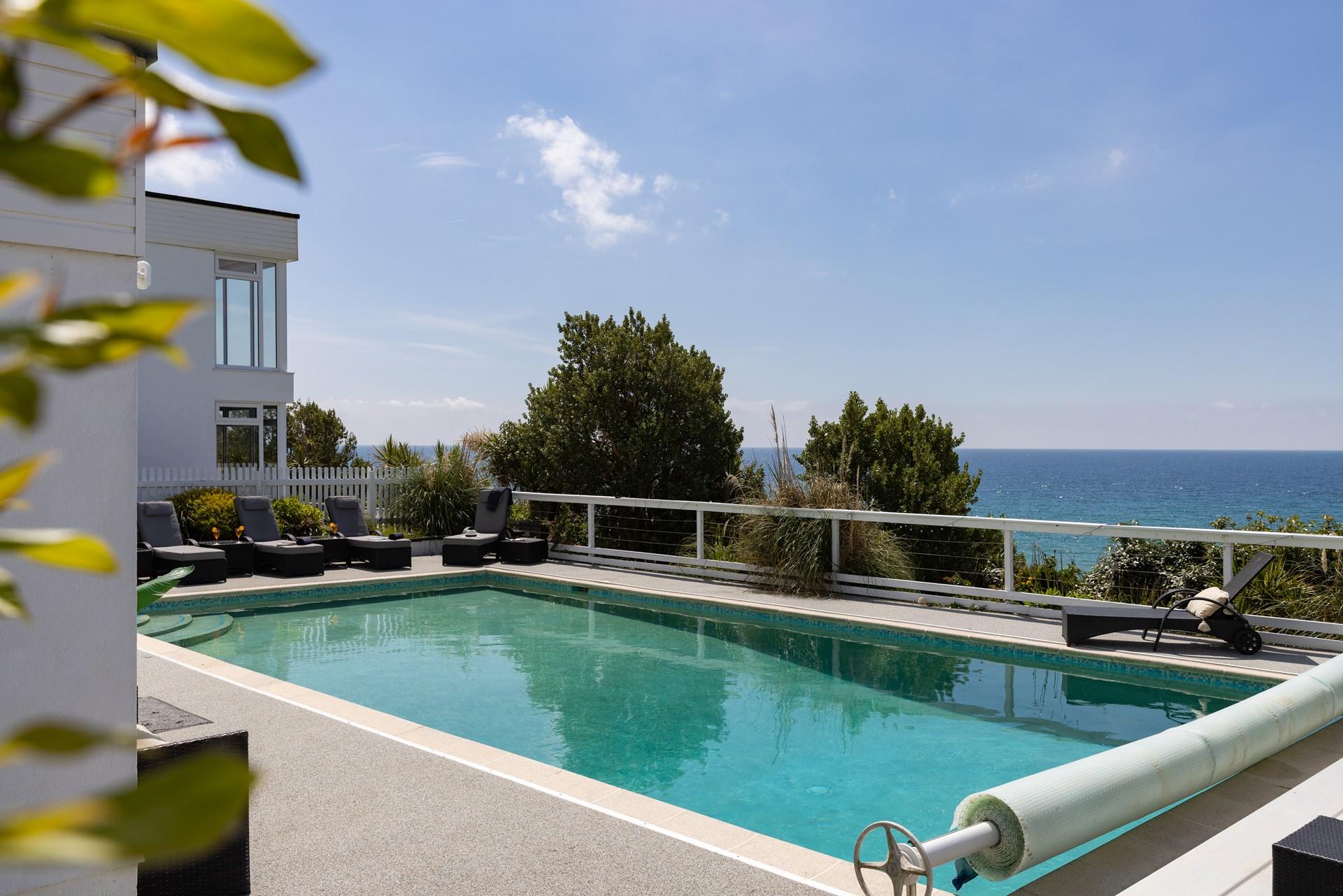 Soak up the sunshine in this stunning beachside escape!