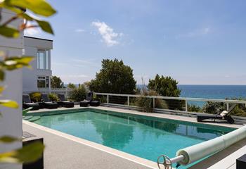 Soak up the sunshine in this stunning beachside escape!