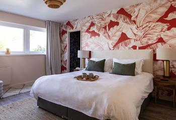 The fifth bedroom has a super king size zip and link bed, with a lovely en suite shower room.
