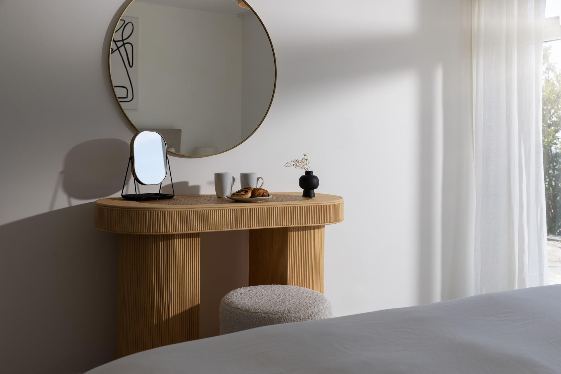 A chic corner for getting ready before heading out to explore this beautiful corner of Cornwall.