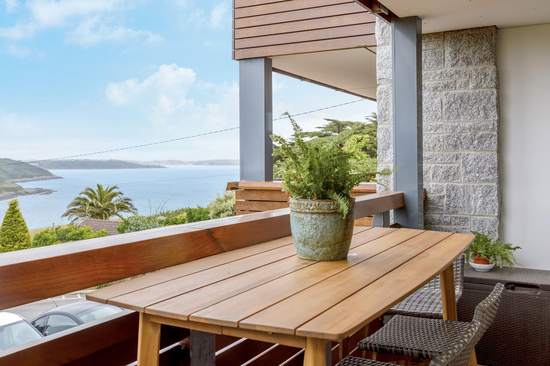 Wave Watchers is a modern, first floor apartment nestled in a fantastic position above Maenporth beach.