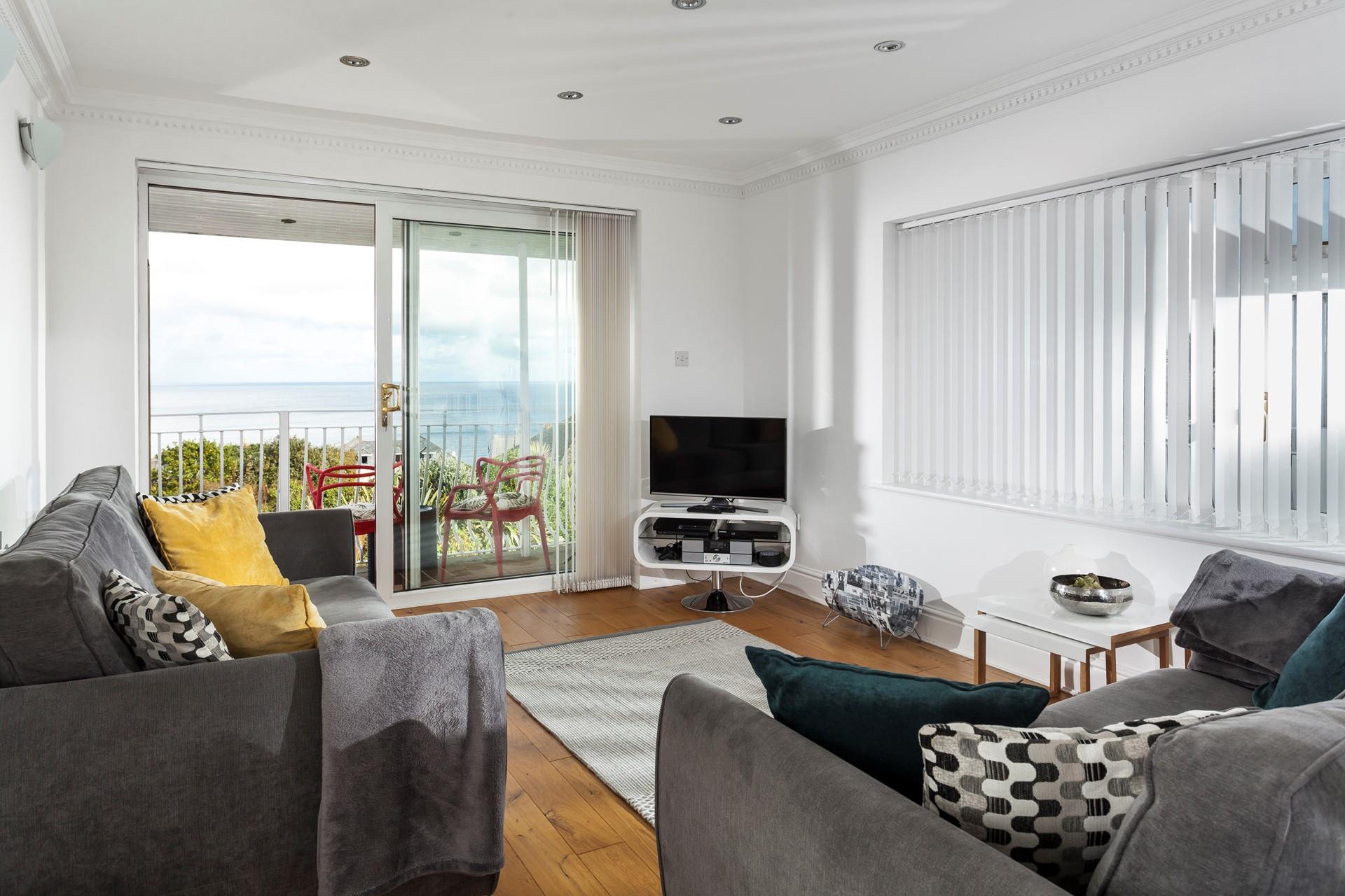 Ultra-light and airy, this modern apartment epitomizes a calming coastal retreat. 