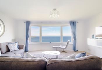 Cool blues and calming creams create a truly relaxing oasis of calm in the living area, framing the endless sea view. 