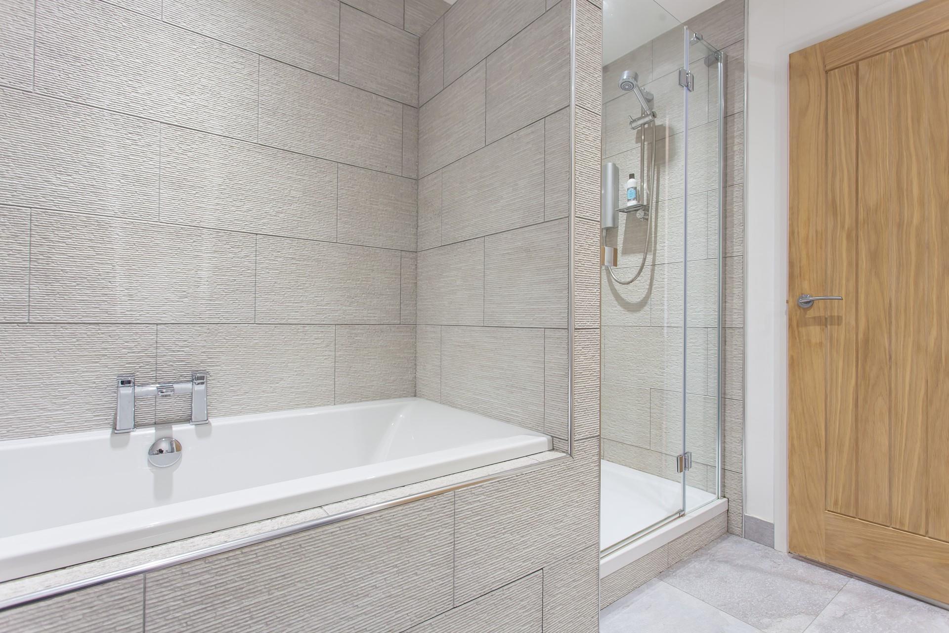 Enjoy the choice between a deep bath and an enclosed shower. 