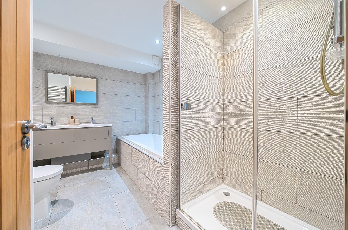 Enjoy the choice between a deep bath and an enclosed shower. 