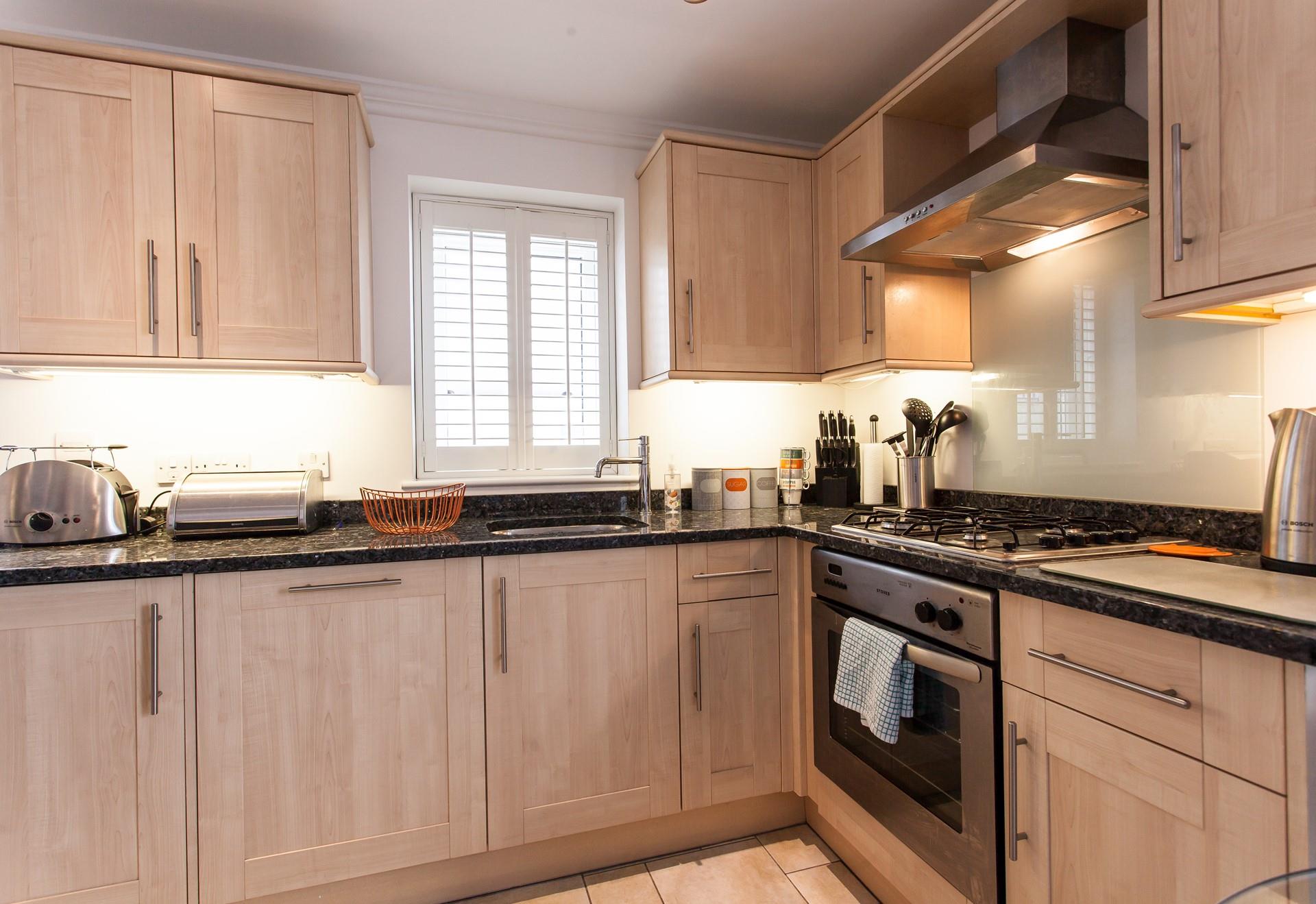 The kitchen has a country chic style and is wonderfully well-equipped. 