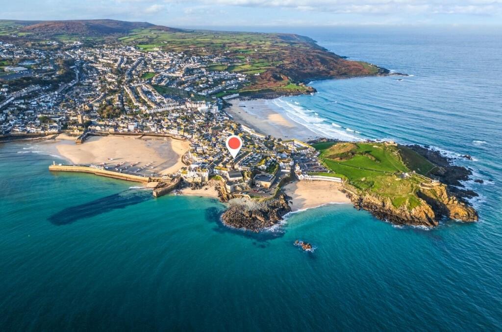 Avalon is located in the beautiful coastal town of St Ives.