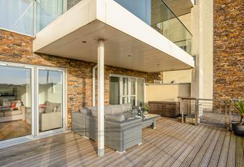 Fistral Azure is on the ground floor of the Azure apartments on Headland Road, with easy access to Fistral Beach and the town. 