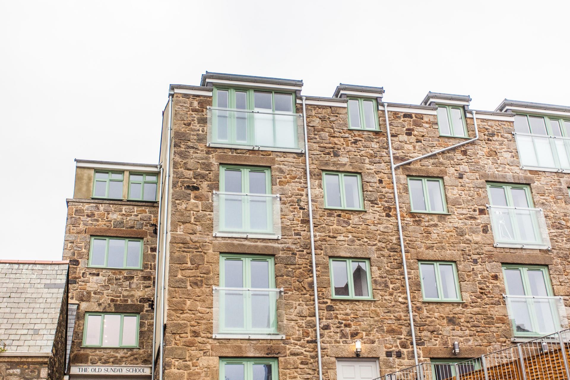 7 Sunday School Court is a second-floor apartment, right next to the beautiful Trewyn Gardens.