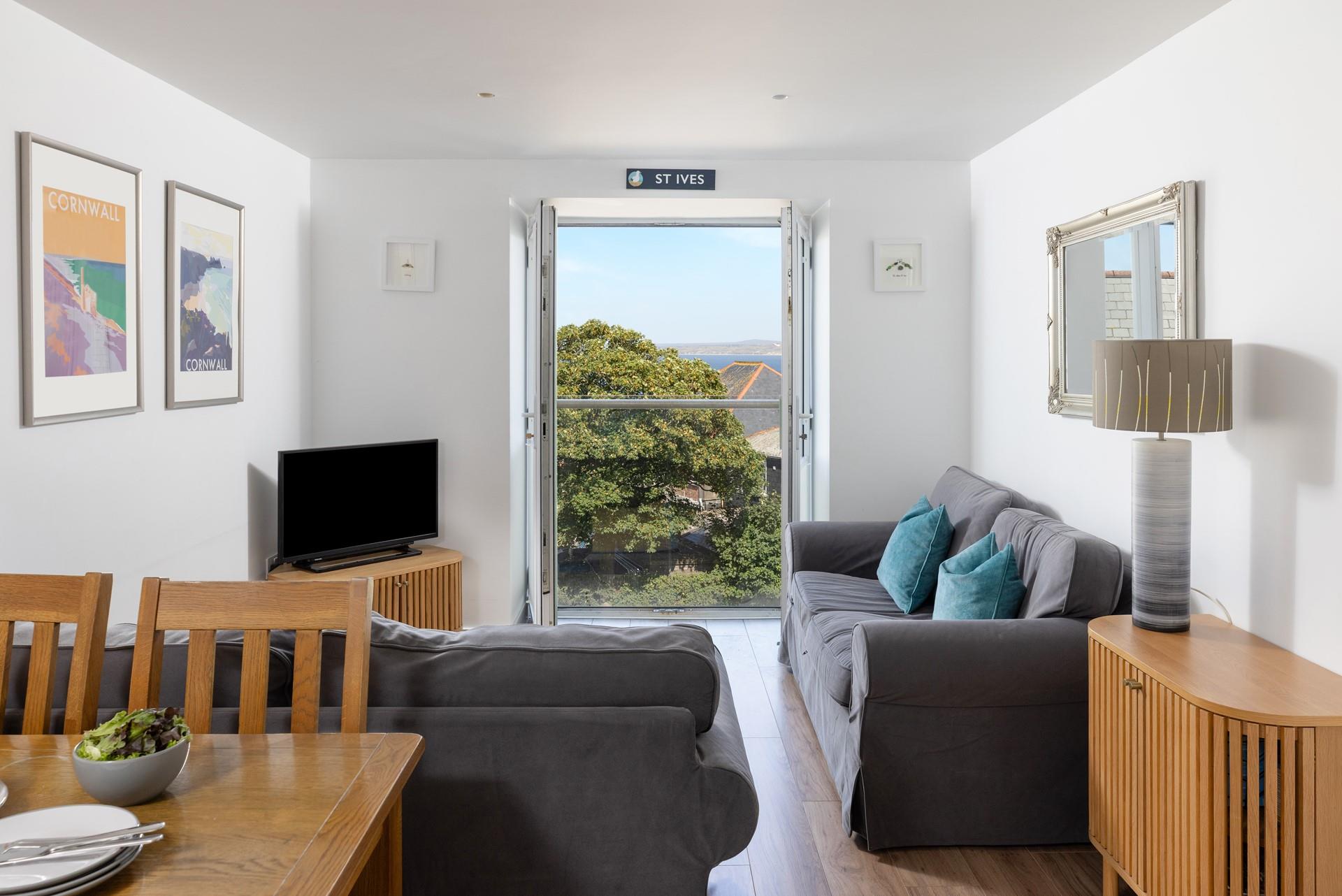 Mixing modern and classic furniture, this lovely apartment benefits from sea views.