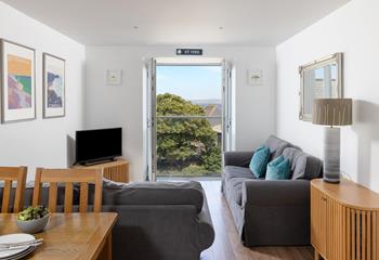 Mixing modern and classic furniture, this lovely apartment benefits from sea views.