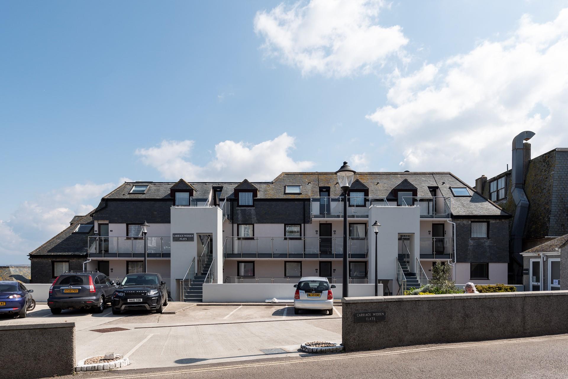 The property benefits from parking, making it easy to leave the car behind and explore St Ives on foot!