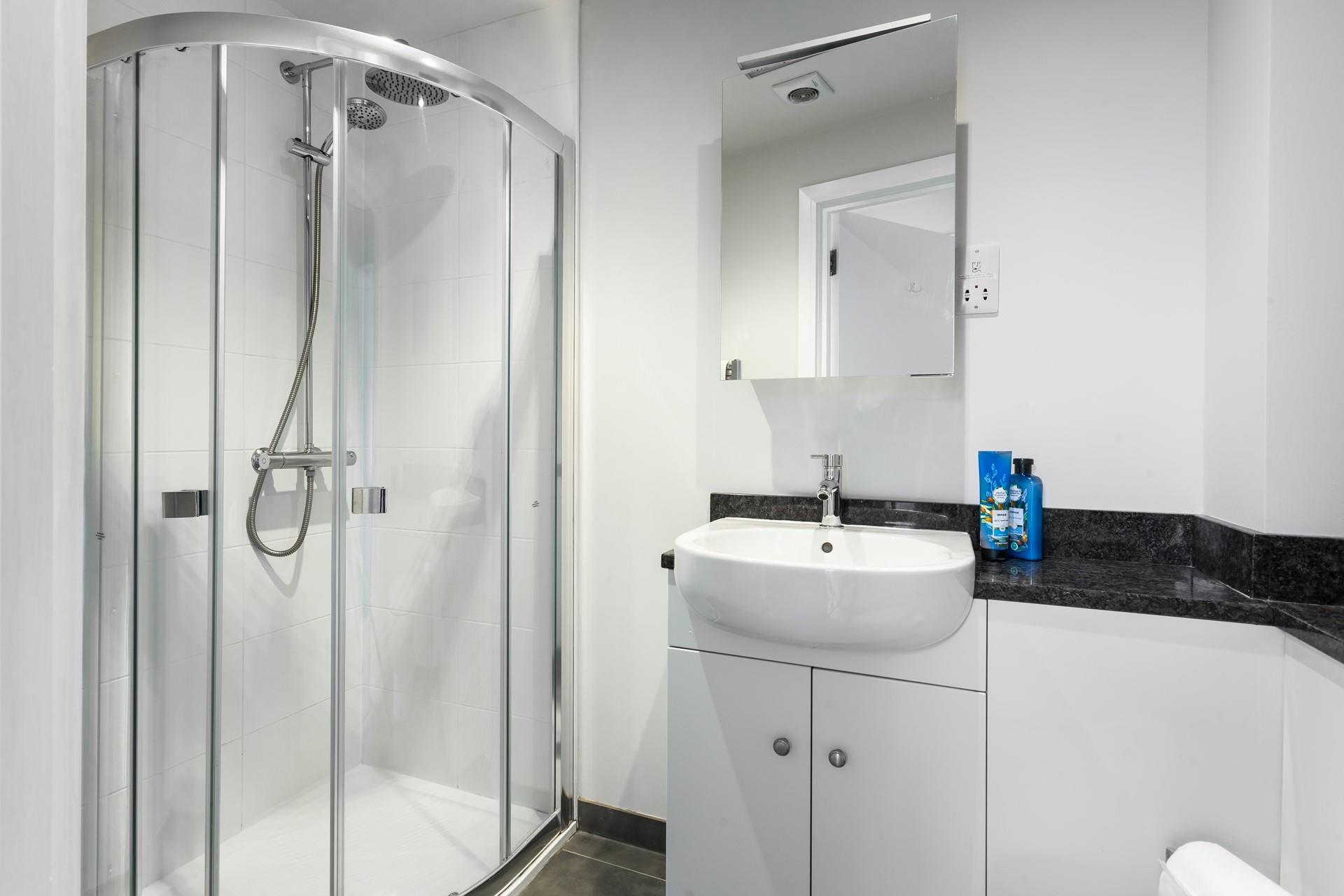 Start your day with a refreshing shower in the bright and fresh bathroom!