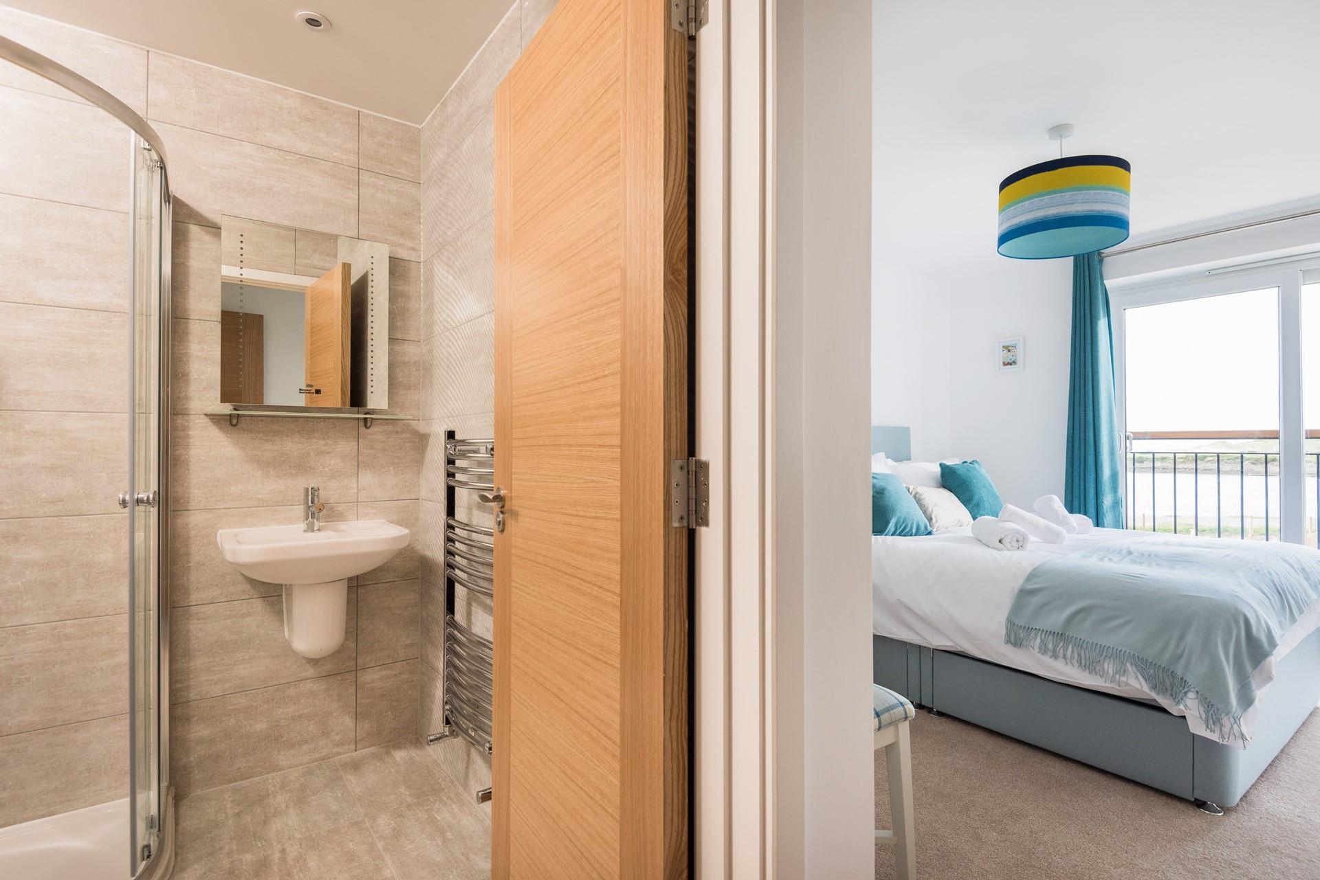 The king size bedroom has a large en suite adding a touch of luxury to your stay. 