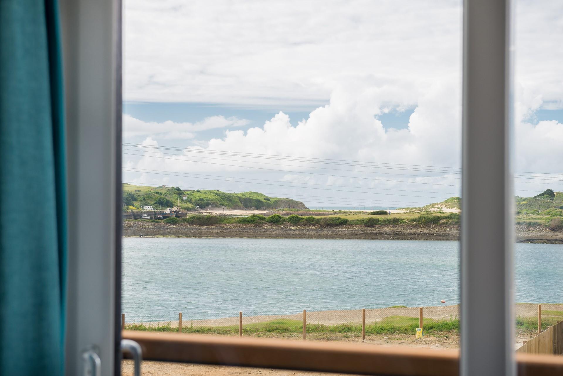 Calm and peaceful, Paddles overlooks Hayle Estuary, an RSBP Nature Reserve. 