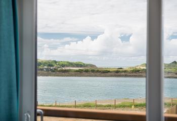 Calm and peaceful, Paddles overlooks Hayle Estuary, an RSBP Nature Reserve. 
