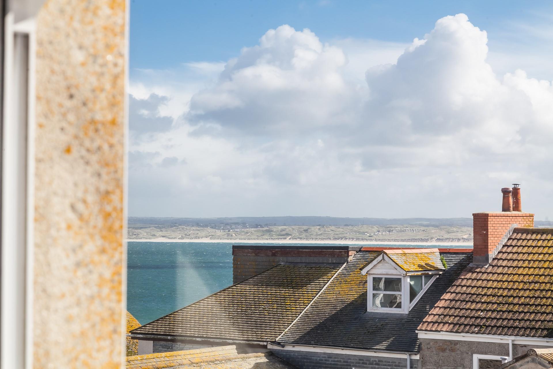 Gaze out over the quaint St Ives roof tops to the sea beckoning you down to the beach!