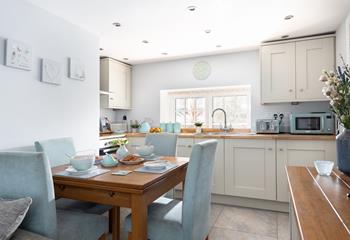 Relax with a glass of wine and some nibbles in the bright and airy kitchen. 