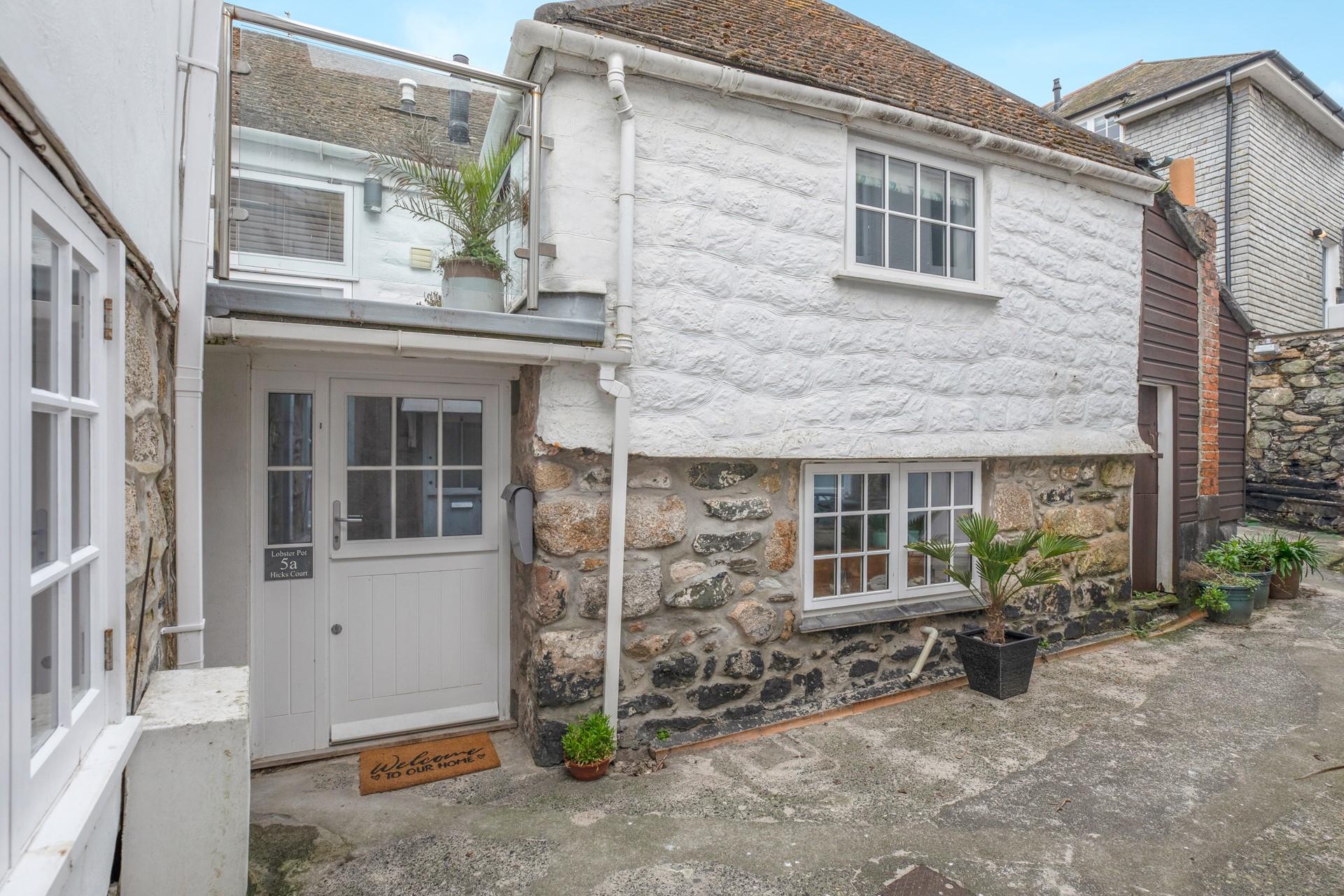 Lobster Pot is a quaint retreat just moments from the harbourside.