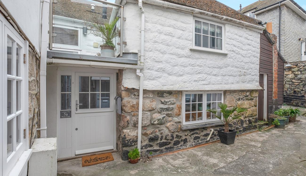 Lobster Pot is a quaint retreat just moments from the harbourside.