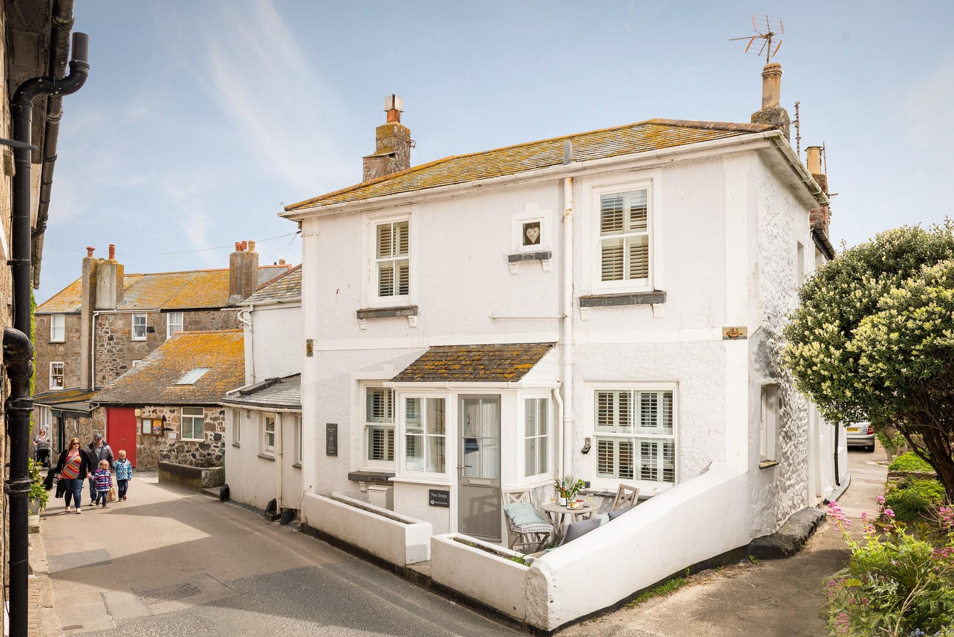 Ten Steps is just moments from the golden sandy Porthmeor beach.