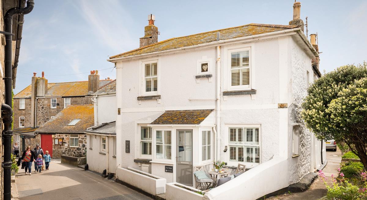 Ten Steps is just moments from the golden sandy Porthmeor beach.