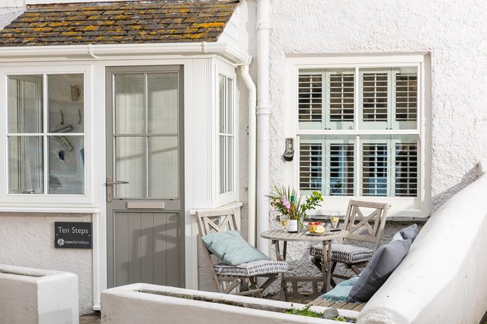 Ten Steps, Sleeps 4 in Downalong