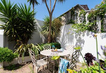 Al fresco dining area in the private courtyard is perfect for those sunny evenings.