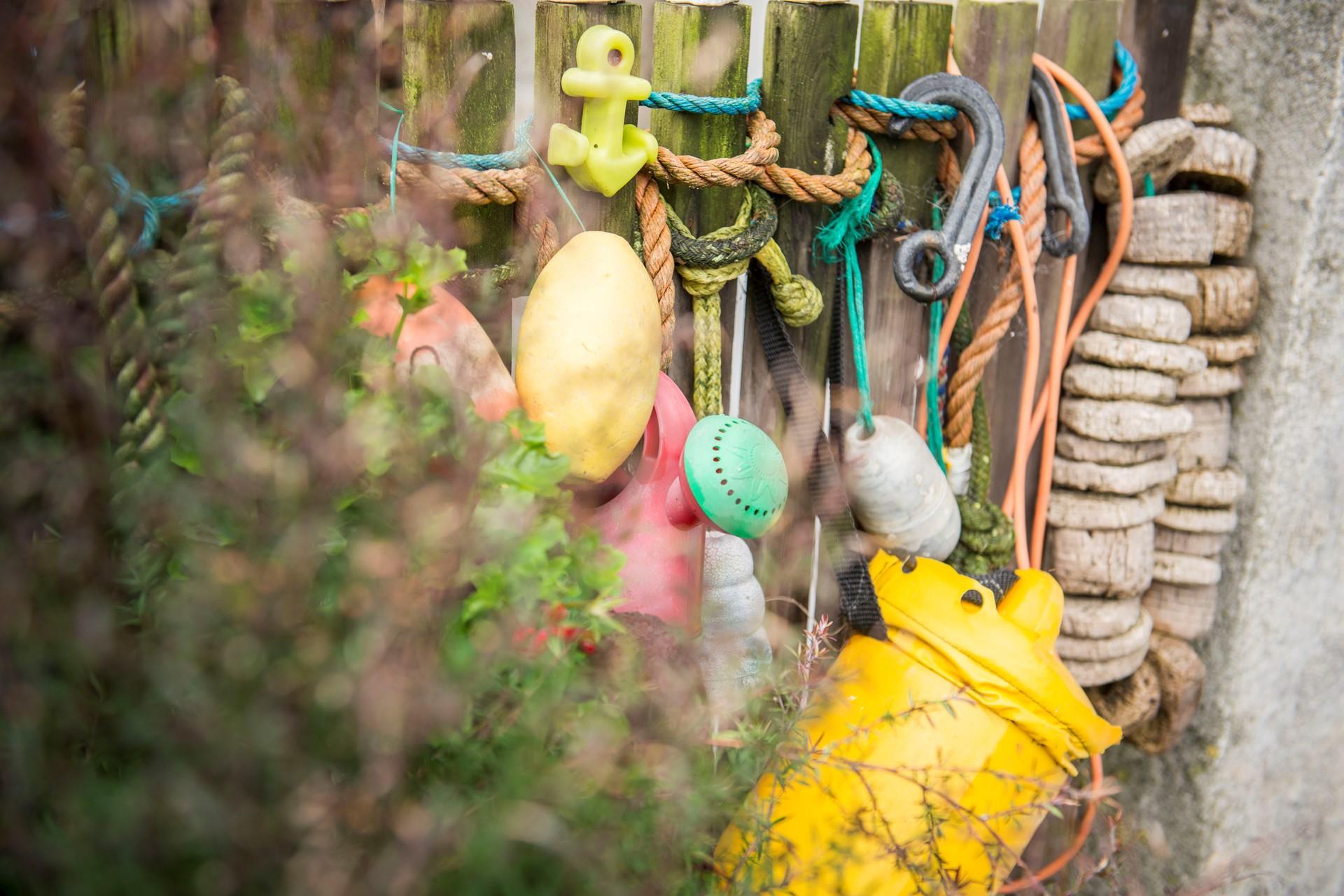 The fence is hung with rope and other nautical decorations, to give you a seaside vibe.